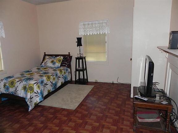 2nd image of 1089 Chicago Ave