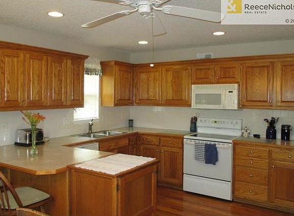4th image of 1904 NW Hedgewood Dr