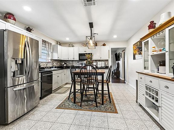 4th image of 2404 Gallant Dr
