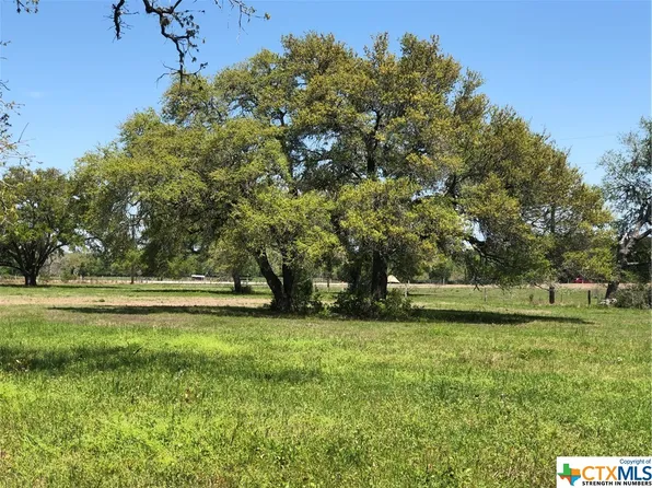6 Pvt #1672, Hallettsville, TX 77964