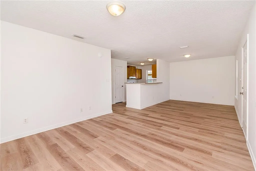 4 bed, 2.0 bath, 1242 sqft, $1,500 — Photo 3