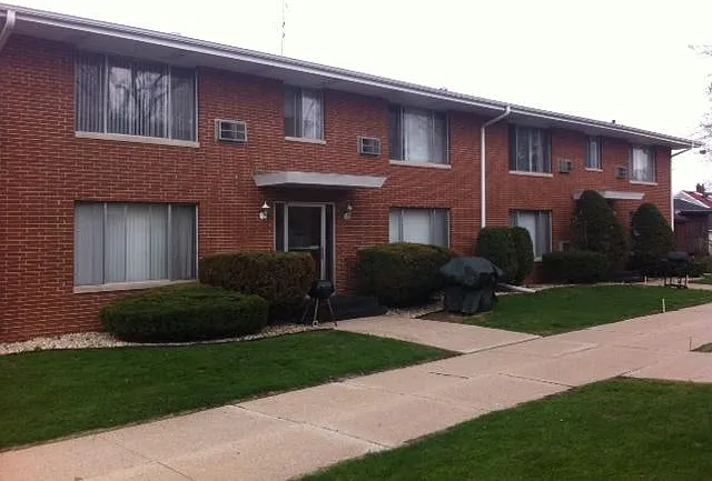 207 W Walworth (outside)
