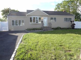 225 Farmers Ave, Lindenhurst, NY 11757