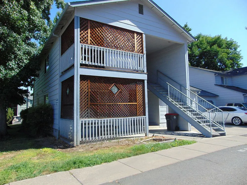 516 Village Dr photo 1