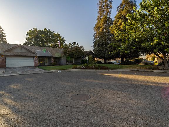 4th image of 1049 N Rono St