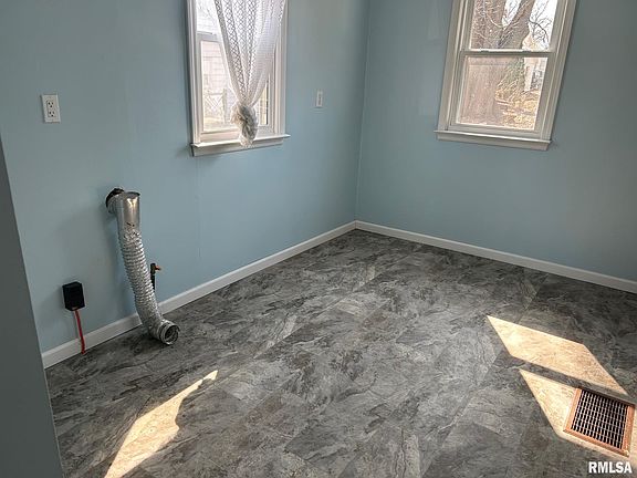 5th image of 1010 E Esther St