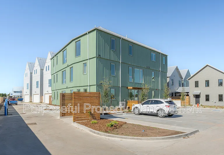 934 Hangar Dr #1 — Photo 2