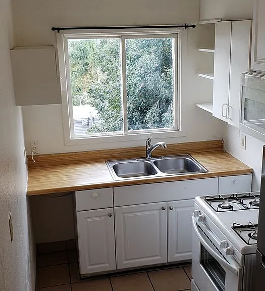 2419 J St #3 — Photo 9