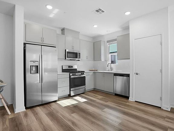 3rd image of 5471 Seacliff Pl Unit 85