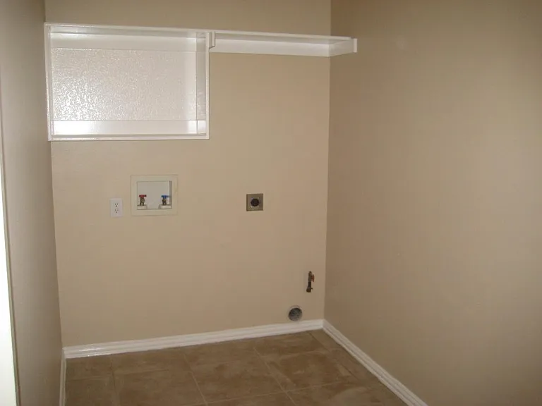 Big utility room with washer / dryer connections