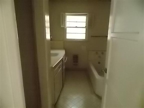 4th image of 5242 Navarro St