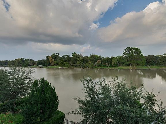 Not only does the Water go on forever but the expanse of the sky is fabulous! Mosquito System i Back and Side Yard.