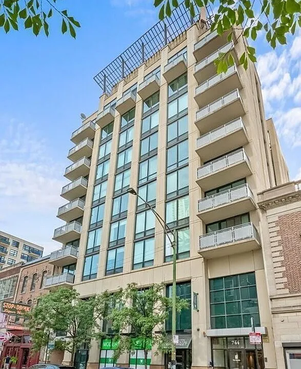 744 N Clark St #1004