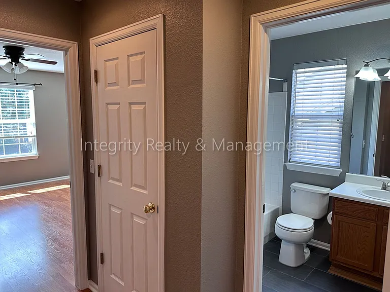 1041 Laurenwood Ln — Photo 42