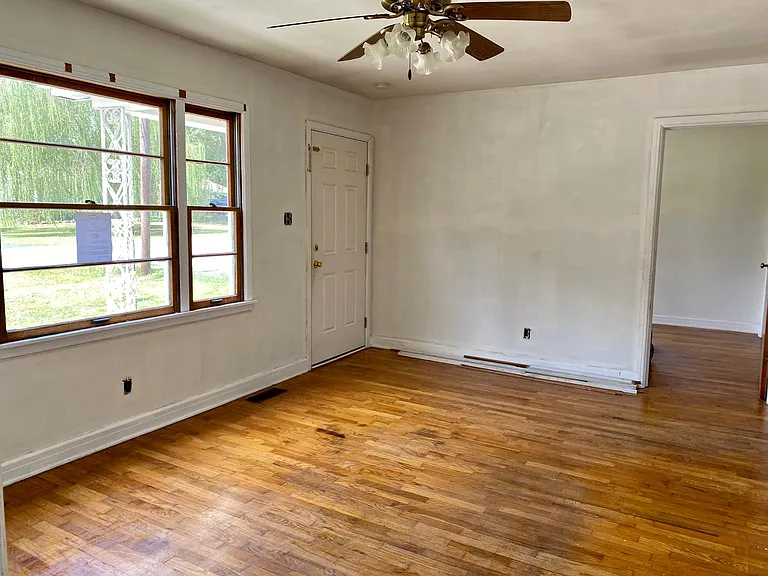 408 Henderson Dr — Photo 9