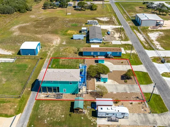 2001-2003 S Doughty St, Rockport, TX 78382