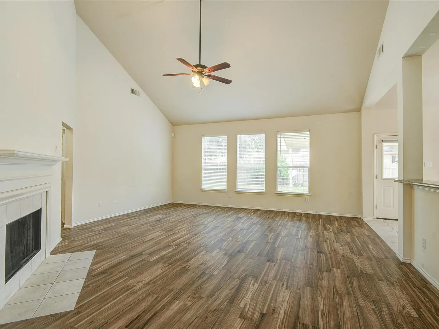 4 bed, 2.5 bath, 2762 sqft, $2,400 — Photo 4