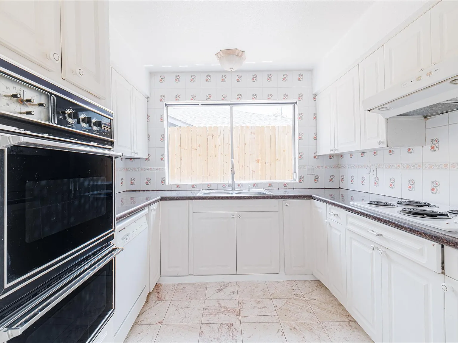 3 bed, 2.0 bath, 1940 sqft, $2,100 — Photo 4