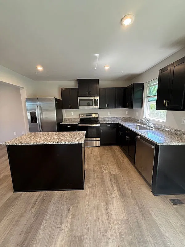 3 bed, 2.5 bath, 1700 sqft, $1,995 — Photo 2