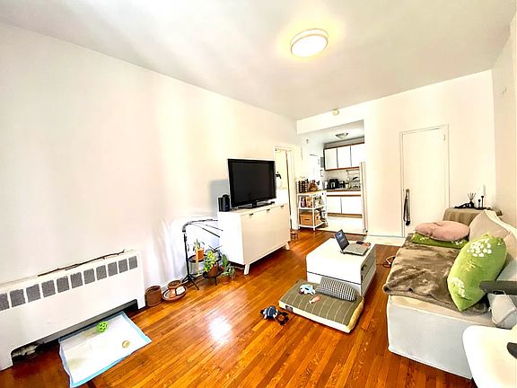 2nd image of 142 W 70th St APT 4F
