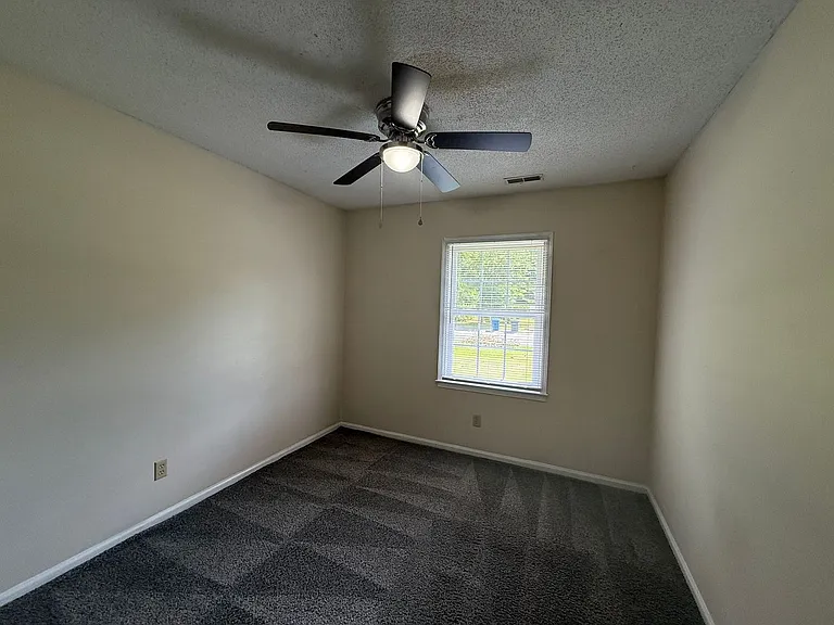 411 Greenbriar Dr — Photo 8