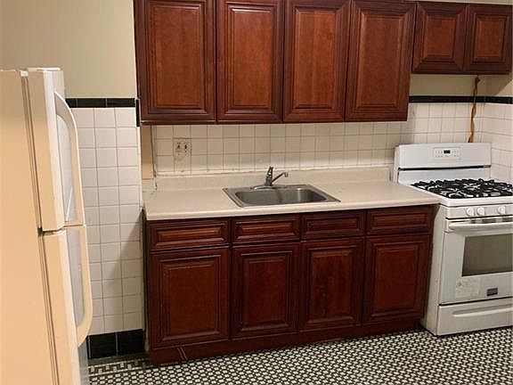 3rd image of 2940 Matthews Ave