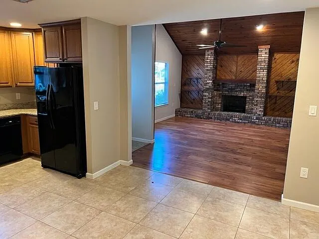 3 bed, 2.0 bath, 1257 sqft, $1,995 — Photo 4