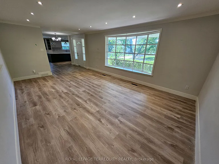 2067 Obeck Cres — Photo 36