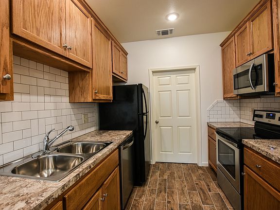 3rd image of 714 Clay St Unit A