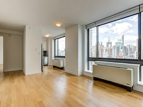 9 West 31st Street image 1 of 17