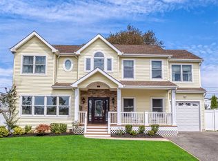 3 Sydney St, Plainview, NY 11803