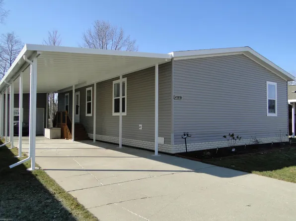 5111 Twin Lakes Dr, Smiths Creek, MI 48074