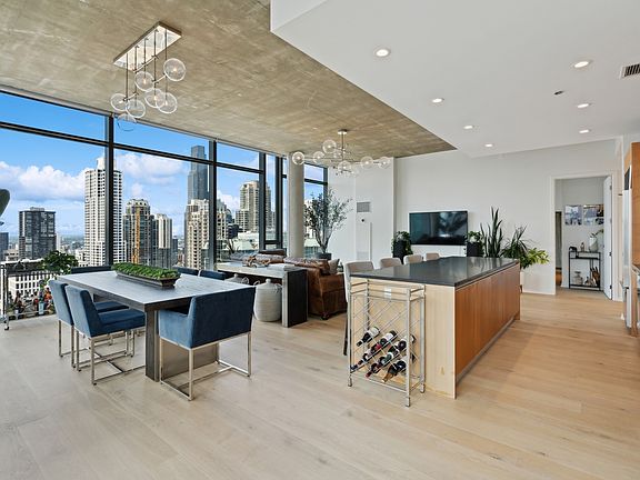 5th image of 600 N Fairbanks Ct Penthouse 3705