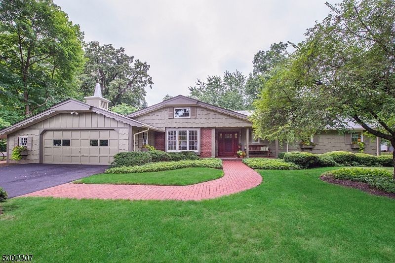 1st image of 16 W Brookwood Dr