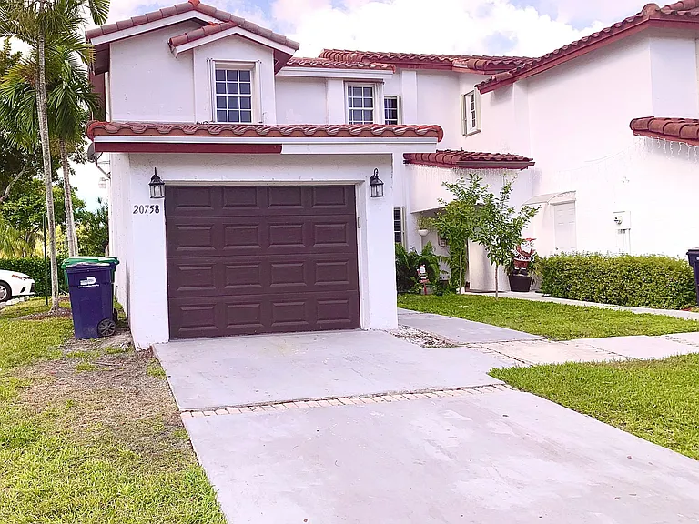 20758 SW 83rd Ave — Photo 1