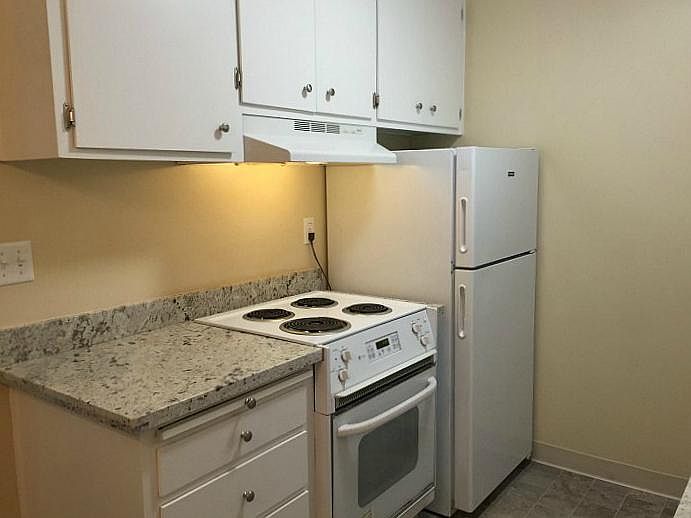 213 (one-bedroom corner): Kitchen with new, granite countertops