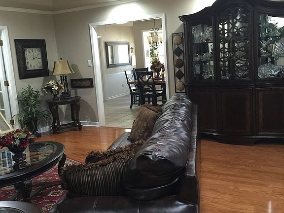 3rd image of 2702 Woodlake Dr