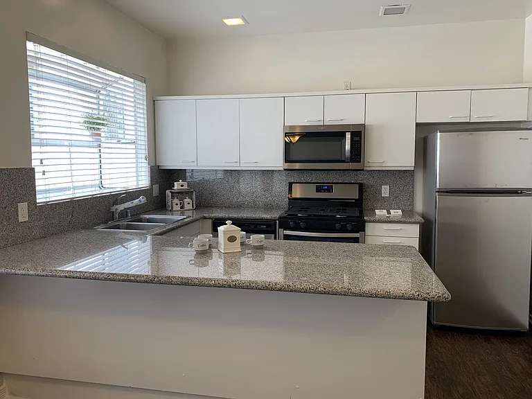 Lindbrook Manor Apartments — Photo 102