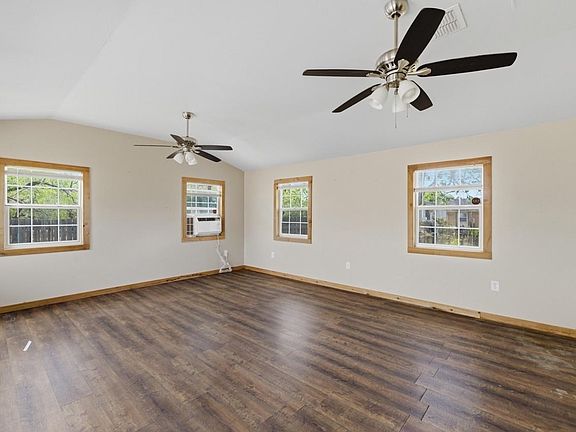4th image of 1101 Laredo St