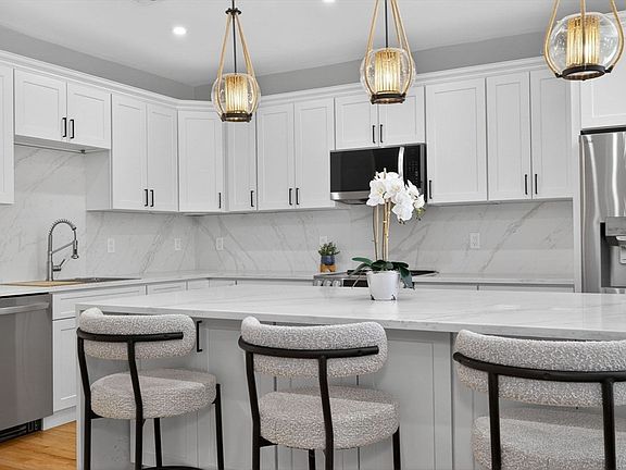 3rd image of 60 Stanley St #201