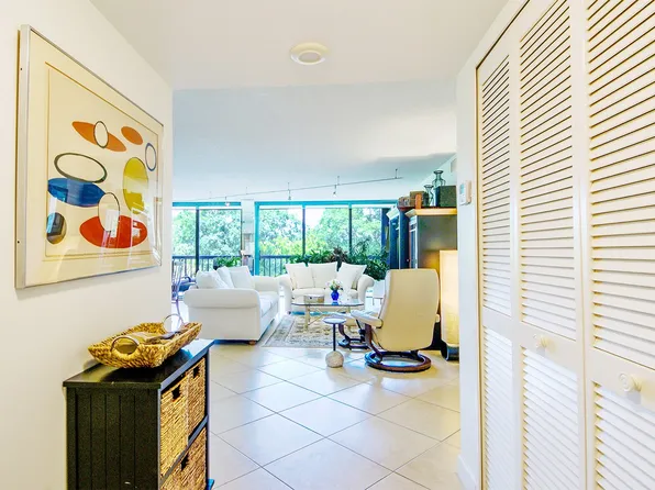 2480 Presidential Way APT 302, West Palm Beach, FL 33401