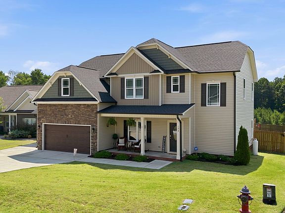 3rd image of 124 Shady Oaks Dr