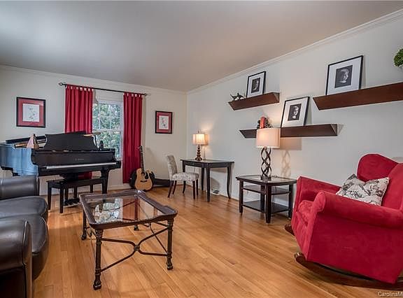 3rd image of 6213 Carriagehouse Ln