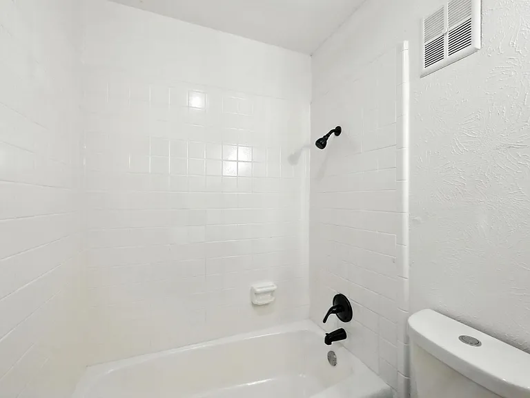 South Crest Apartments: All Bills Paid -Dazzling Dallas Apartments in Quiet Area! — Photo 95