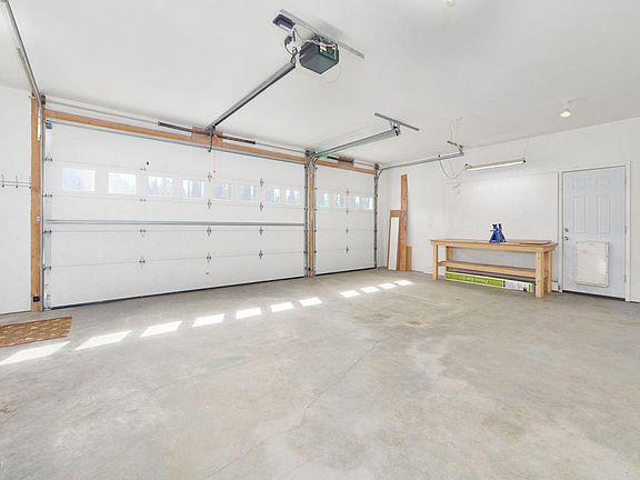 3rd image of 163 Sierra Heights St