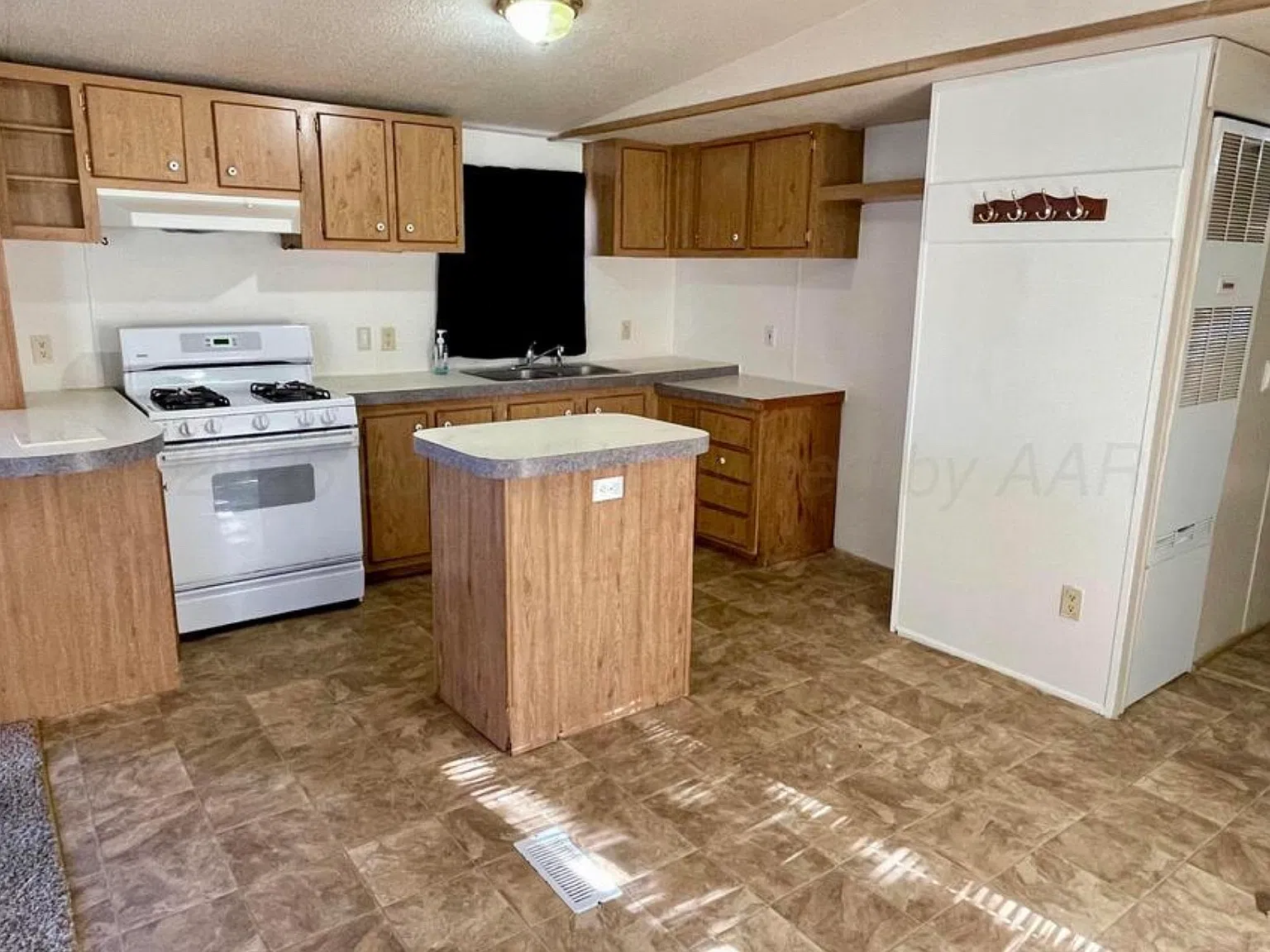 3 bed, 896 sqft, $950 — Photo 3