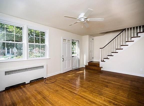 Welcoming and bright living room w/ hardwood flrs