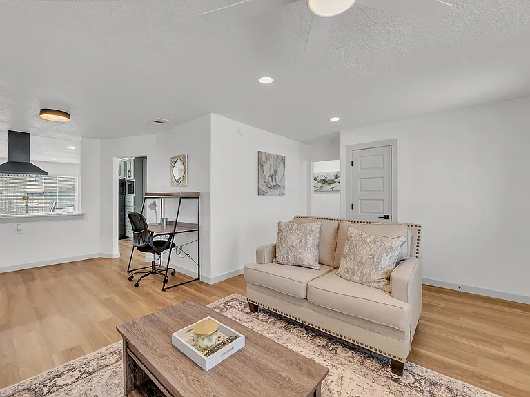 2204 Delwin Cir — Photo 5