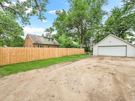 4th image of 1106 Okoboji Ave