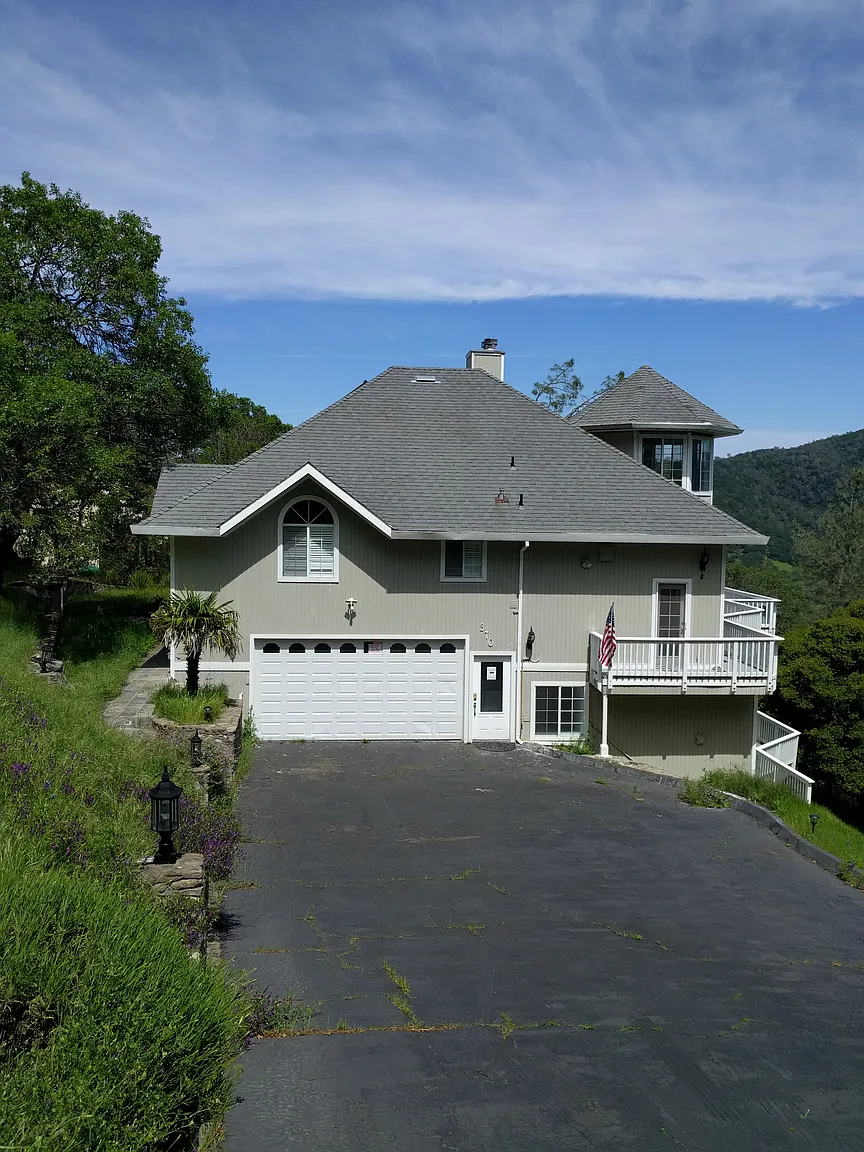 370 Country Club Ln photo 1